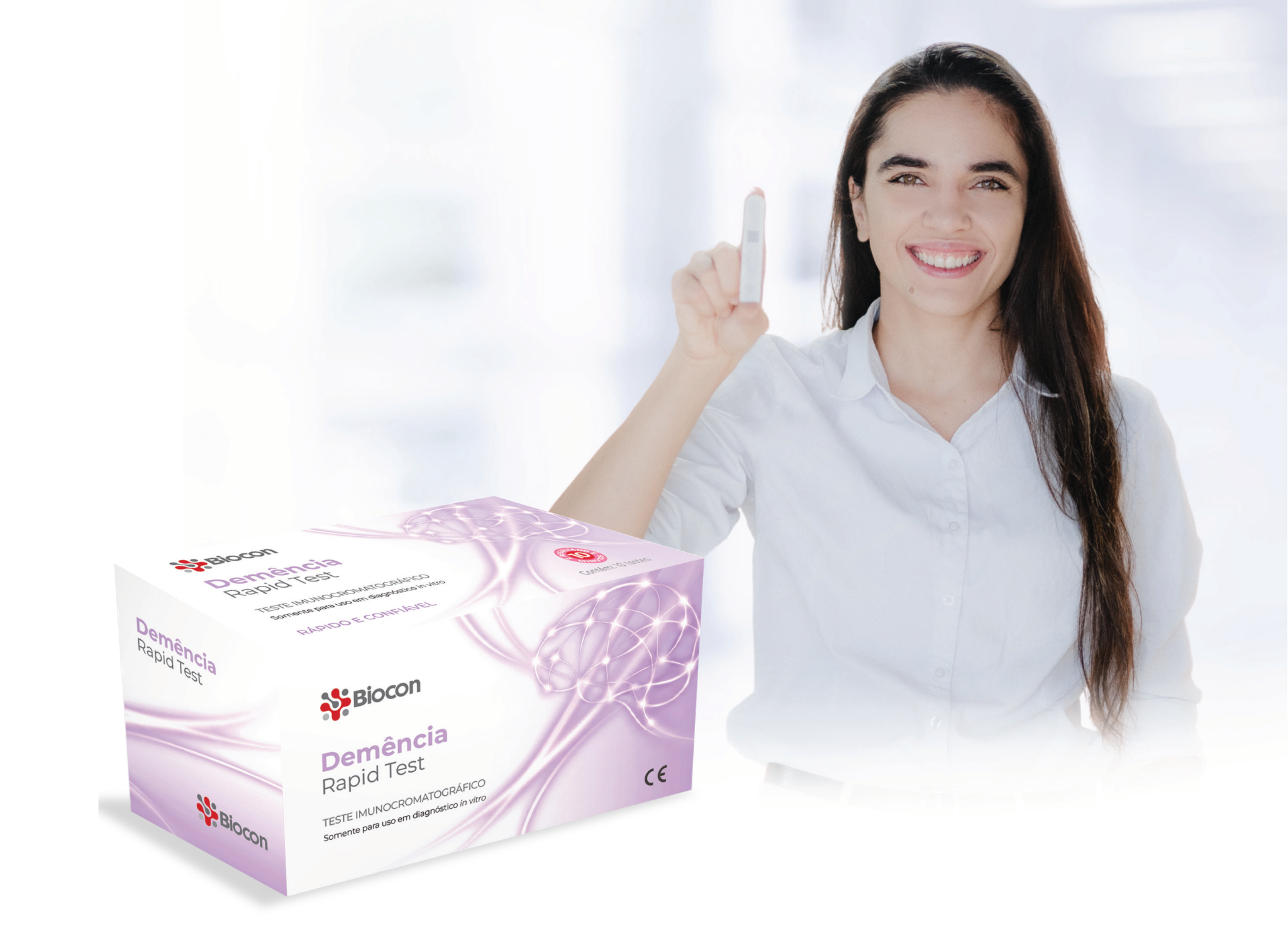 Profissional segurando um dispositivo do teste rápido de demência ao lado da caixa com dez unidades do kit